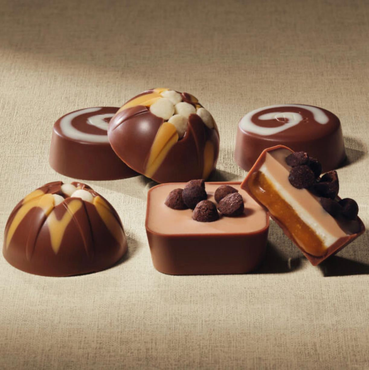 صندوق شوكولاتة "عشاق الحليب" الفاخر (18 قطعة)
                    Milk Devotee Chocolate Box 18-Piece