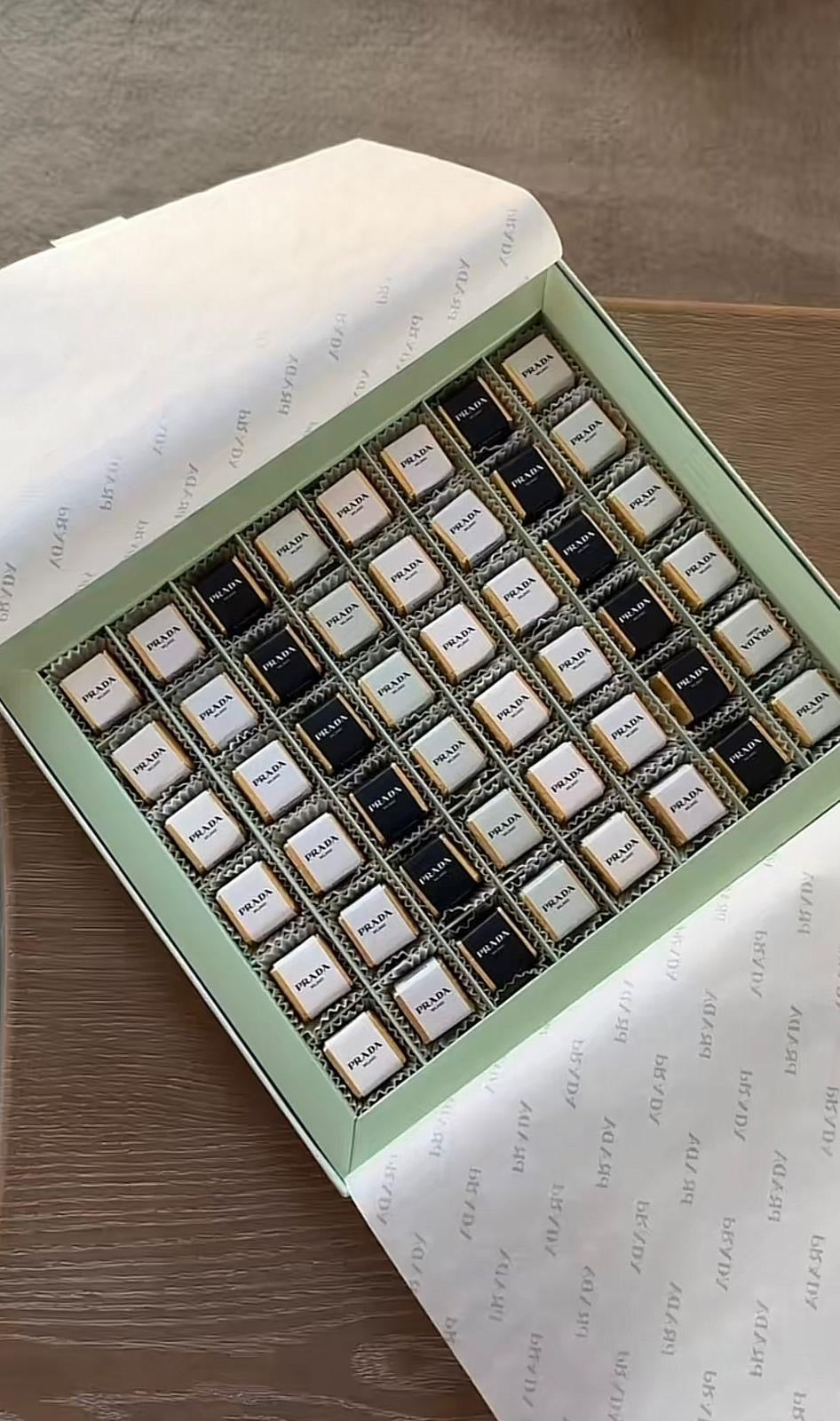 صندوق كريميني مشكّل - 48 قطعة
                          Assorted Cremini Box - 48 Pieces